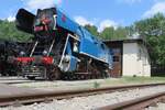 Froschblick auf 477 043 ins Eisenbahnmuseum von Luzna u Rakovnika am 12 Juni 2022.