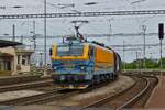 ELok 365 006-6 (CZ- CZL 91 54 7 365 006-6) durchf�hrt mit einem G�terzug am Hacken den Bahnhof von Bratislava. 05.06.2023