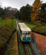 Der Wagen 2 der Petřín-Standseilbahn (Standseilbahn Prag) erreicht am 23.11.2022 die Talstation Újezd. 

Die Petřín-Standseilbahn (tschechisch (pozemní) lanová dráha na Petřín oder kürzer lanovka na Petřín) ist eine regelspurige Standseilbahn, die in der tschechischen Hauptstadt Prag auf den südlich der Hradschins im westlichen Zentrum gelegenen Laurenziberg (Petřín) verkehrt. Die Eröffnung erfolgte im Jahre 1891, wie bei der ehemaligen Letná-Standseilbahn als meterspurige Wasserballastbahn. Anfangs war die Bahn als Laurenziberg-Drahtseilbahn bekannt, später auch als Petřín-Drahtseilbahn. Nach einer temporären Einstellung 1916 wurde sie ab 1932 nach Umbau elektrisch angetrieben und nach einer weiteren Betriebsunterbrechung 1965 von 1981 bis 1985 grundlegend modernisiert. Auf dem Petřín-Berg befindet sich neben diversen Parkanlagen und historischen Gebäuden der am selben Tag vom Klub Tschechischer Touristen (KČT) eröffnete Aussichtsturm Petřín der dem Pariser Eiffelturm nachempfunden ist.

TECHNISCHE DATEN (1932 bis heute):
Bauart: Eingleisig mit Abtscher Ausweiche
Spurweite: 1.435 mm (Normalspur)
Antriebsart: Elektrisch
Standort des Antriebs: An Bergstation
Max. Transportkapazität: 1.400 Personen/h
Länge Fahrstrecke: 511 m
Höhe Talstation (über NN): 178 m
Höhe Bergstation (über NN): 324 m
Höhenunterschied: 130,45 m
Max. Steigung: 298 ‰
Hersteller Antriebsanlage: ČKD (Českomoravská-Kolben-Daněk), Prag
Leistung Hauptantrieb: 106 kW
Anzahl Antriebsseile: 1 (+ 1 Bremsseil)
Durchmesser Zugseil: 35 mm
Max. Fahrgeschwindigkeit: 4,0 m/s (14,4 km/h)
Fahrzeit : 2,5 min
Anzahl Fahrzeuge: 2
Fassungsvermögen Fahrzeuge: 100 Personen
Hersteller Fahrzeuge: von 1932–1965 Ringhoffer-Werke/Prag-Smíchov, ab 1985 Vagonka Tatra Studénka auf Fahrgestellen von 1932
Hersteller der Bahn: Škoda/Plzeň
