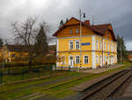 Der Bahnhof Bl��ejov (Blisowa) an der „B�hmische Westbahn“ Bahnstrecke Plzeň–Furth im Wald (S�DC 180), hier am 24.11.2022 aus dem EC 360 / Ex 6.