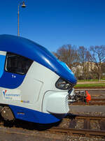 Designstudie / Detailbild des ČD „RegioShark“  844 017-4 (CZ-ČD 95 54 5 844 017-4), ein Dieseltriebzug vom Typ PESA LINK II (Pesa 223M), am 19.04.2023 im Bahnhof Karlovy Vary