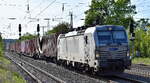 METRANS a.s., Praha [CZ] mit ihrer Vectron  383 434-8  [NVR-Nummer: 91 54 7383 434-8 CZ-MTR] und einem Containerzug am 29.04.25 Höhe Bahnhof Saarmund.