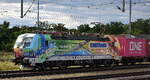 metrans-2/888010/metrans-as-praha-cz-mit-ihrer METRANS a.s., Praha [CZ] mit ihrer nagelneuen und wunderschön folierten Vectron '383 443-9' [NVR-Nummer: 91 54 7383 443-9 CZ-MTR] und einem Containerzug am 10.07.25 Höhe Bahnhof Magdeburg Hbf.