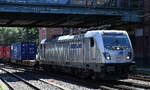 METRANS Rail s.r.o., Praha [CZ] mit der geleasten Akiem Lok  187 014  [NVR-Nummer: 91 80 6187 014-6 D-AKIEM] und einem Containerzug Richtung Hamburger Hafen am 23.06.26 H�he Bahnhof Hamburg-Harburg.