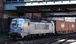 METRANS a.s., Praha [CZ] mit ihrer Vectron  383 439-7  [NVR-Nummer: 91 54 7383 439-7 CZ-MTR] verl�sst mit einem Containerzug den Hamburger Hafen am 14.08.26 H�he Bahnhof Hamburg-Harburg.