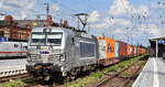 METRANS a.s., Praha [CZ] mit ihrer Vectron  383 424-9  [NVR-Nummer: 91 54 7383 424-9 CZ-MT] und einem Containerzug Richtung Hamburg am 20.08.26 H�he Bahnhof Stendal Hbf.