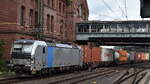 METRANS Rail s.r.o., Praha [CZ] mit der geleasten Railpool Vectron  7193 199  [NVR-Nummer: 91 80 7193 199-5 D-Rpool] verl�sst mit einem Containerzug den Hamburger Hafen am 08.09.26 H�he Bahnhof