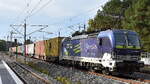 METRANS a.s., Praha [CZ] mit ihrer Vectron '383 425-6' [NVR-Nummer: 91 54 7383 425-6 CZ-MT] und einem Containerzug aus Hamburg am 29.09.26 H�he Bahnhof Gl�wen. 