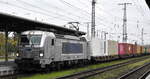 METRANS a.s., Praha [CZ] mit ihrer Vectron   383 428-0  [NVR-Nummer: 91 54 7383 428-0 CZ-MT] und einem Containerzug am 29.10.26 Durchfahrt Bahnhof Stendal Hbf.