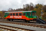 Zweiachsiger VT Beiwagen CZ-GWTR 50 54 24-29 424-5 der GW Train Regio a.s., zu Dieseltriebwagen (VT) der BR 816 (oder BR 810), abgestellt am 20.04.2023 im Bahnhof Bečov nad Teplou (Petschau).

TECHNISCHE DATEN:
Hersteller: ČKD Vagónka in Studénka (heute Škoda Vagonka a.s.)
Spurweite: 1.435 mm (Normalspur)
Anzahl der Achsen. 2 
Länge über Puffer: 13.970 mm
Höhe: 3.500 mm
Achsabstand: 8.000 mm
Eigengewicht: 15 t
Höchstgeschwindigkeit: 80 km/h
Sitzplätze: 69
Kleinster befahrbarer Gleisbogenhalbmesser: R 120 m

Die GW Train Regio a.s. (bis 20.12. 2011 Viamont Regio a.s.) ist ein Eisenbahnverkehrsunternehmen in Tschechien, mit Sitz in Ústí nad Labem-Střekov. Die Gesellschaft betreibt Personenbeförderung mit der Bahn in vier Landkreisen der Tschechischen Republik sowie die Bahnstrecke R25 Plzeň - Most im Auftrag des Verkehrsministeriums der Tschechischen Republik. Zudem bietet sie grenzübergreifenden Bahnverkehr zwischen der Tschechischen Republik und Deutschland (Kraslice-Klingenthal), sowie grenzübergreifenden Bahnverkehr zwischen der Tschechischen Republik und Polen (Královec-Lubawka) in der Sommersaison.
