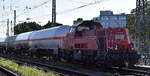 DB Cargo AG, Mainz [D] mit ihrer Voith Gravita 10 BB '261 023-6' (NVR: '92 80 1261 023-6 D-DB') und einem gemischten Güterübergabezug am 11.08.25 Höhe Bahnhof Magdeburg-Neustadt.
