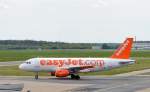 easyJet Airbus A319-111 (G-EZFG) auf dem Weg zum Gate am 08.05.15 Flughafen Berlin-Schönefeld.