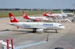 Turkish Airlines mit Airbus A320-232 (TC-JPM) auf dem Weg zum Gate, 17.09.11 Flughafen Berlin-Tegel.