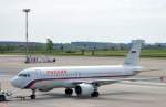 Rossiya mit Airbus A320-214 (VQ-BBM) wird gerade vom Gate auf die Position zum abfahren geschoben, 08.05.15 Flughafen Berlin-Schönefeld.