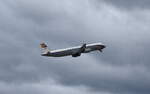 Die D-AISZ ist ein Airbus A321-231 der Lufthansa, der Anfang 2026 als neuer Retrojet im historischen Parabeldesign der 1950er-Jahre in Dienst gestellt wurde. Der Jet tr�gt den Namen  Super Star  und erinnert an das Design der Lockheed Super Constellation, hier am 12.06.26 Beim Start am Flughafen BER.