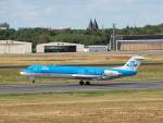 Eine KLM cityhopper Fokker F-100 (PH-OFP) startet gerade in Berlin-Tegel, 31.07.09