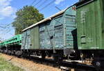 Schöner alter polnischer Bahndienstwagen der Fa. Fa. Zakład Robót Komunikacyjnych – DOM w Poznaniu Sp. z o.o. mit der Nr. 99 51 PL-ZRKPN 9 550 234-0 als Begleitwagen eines Gleisbauschienenkrans am Haken von 'SM42-883' am 13.08.25 ...