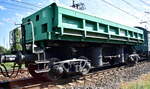 Polnischer Drehgestell-Schüttgutkippwagen der Fa. Zakład Robót Komunikacyjnych – DOM w Poznaniu Sp. z o.o. mit der Nr. 84 51 PL-ZRKPN 6700 535-2 Fa am Haken von 'SM42-883' am 13.08.25 Höhe Bahnhof Kostrzyn nad Odrą.