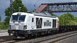 Willke Logistics GmbH mit der geleasten northrail Vectron Dual Lok  248 088 
[NVR-Nummer: 90 80 2248 088-7 D-NRAIL] und einem Ganzzug neuer firmeneigner schwarzer Drehgestell-Flachwagen am 16.05.25 Höhe Bahnhof Saarmund.