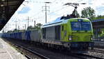 ITL - Eisenbahngesellschaft mbH, Dresden [D] mit der geleasten Alpha Trains Vectron Dual Lok  248 054-9  [NVR-Nummer: 90 80 2248 054-9 D-ITL] und einem Ganzzug Drehgestell-Hochbordwagen (leer) am 04.08.25 Höhe Bahnhof Schönefeld bei Berlin.
