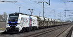Heavy Haul Power International GmbH, Erfurt [D] mit der geleasten ELP Eurodual Lok  20-03  [NVR-Nummer: 90 80 2159 203-9 D-ELP] in neuem Foliendesign mit einem Ganzzug Schüttgutwagen mit Sand