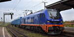 Raildox GmbH & Co. KG, Erfurt [D] mit ihrer Eurodual Lok  159 888-7  [NVR-Nummer: 90 80 2159 888-7 D-RDX] und einem Containerzug f�r Holzhackschnitzel (leer) am 29.10.26 Durchfahrt Bahnhof Magdeburg Neustadt.