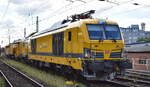 gleisbaumaschinenzuege-u-transporte/921091/db-bahnbau-gruppe-gmbh-berlin-d DB Bahnbau Gruppe GmbH, Berlin [D] mit ihrer  Vectron Dual Mode Light '249 052' [NVR-Nummer: 90 80 2249 052-2 D-DBBBG] und firmeneigener Gleisstopfmaschine am Haken am 10.07.26 H�he Bahnhof Magdeburg-Neustadt.