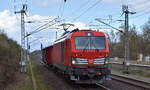 DB Cargo AG, Mainz [D] mit ihrer Vectron Dual Mode Light Lok  249 030  [NVR-Nummer: 90 80 2249 030-8 D-DB] und zwei Hochbordwagen am Haken im Übergabeverkehr am 26.03.26 Höhe Bahnhof Berlin