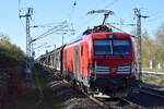 DB Cargo AG, Mainz [D] mit ihrer Vectron Dual Mode Light  249 017  [NVR-Nummer: 90 80 2249 017-5 D-DB] und einem Übergabezug Schiebewandwagen am 07.04.26 Höhe Bahnhof