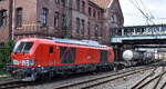 DB Cargo AG, Mainz [D] mit ihrer Vectron Dual Mode Light  249 045  [NVR-Nummer: 90 80 2249 045-6 D-DB] verl�sst mit einem Gefahrgutzug (Tankcontainer) den Hamburger Hafen am 29.07.26 H�he Bahnhof Hamburg-Harburg. 