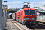 DB Cargo AG, Mainz [D] mit ihrer Vectron Dual Mode Light  249 007 , Name:  Greta  [NVR-Nummer: 90 80 2249 007-6 D-DB] und einigen Schiebewandwagen Richtung Industrie�bergabe Berlin Nordost am 24.08.26 Durchfahrt Bahnhof Berlin-Hohensch�nhausen.