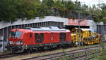 DB Cargo AG, Mainz [D] mit ihrer Vectron Dual Mode Light Lok  '249 012' [NVR-Nummer: 90 80 2249 012-6 D-DB] rangiert eine neue P&T Schotterplaniermaschine Typ Plasser BallastMaster 410 zum Messegel�nde Berlin S�d zur InnoTrans 2026 am 19.09.26